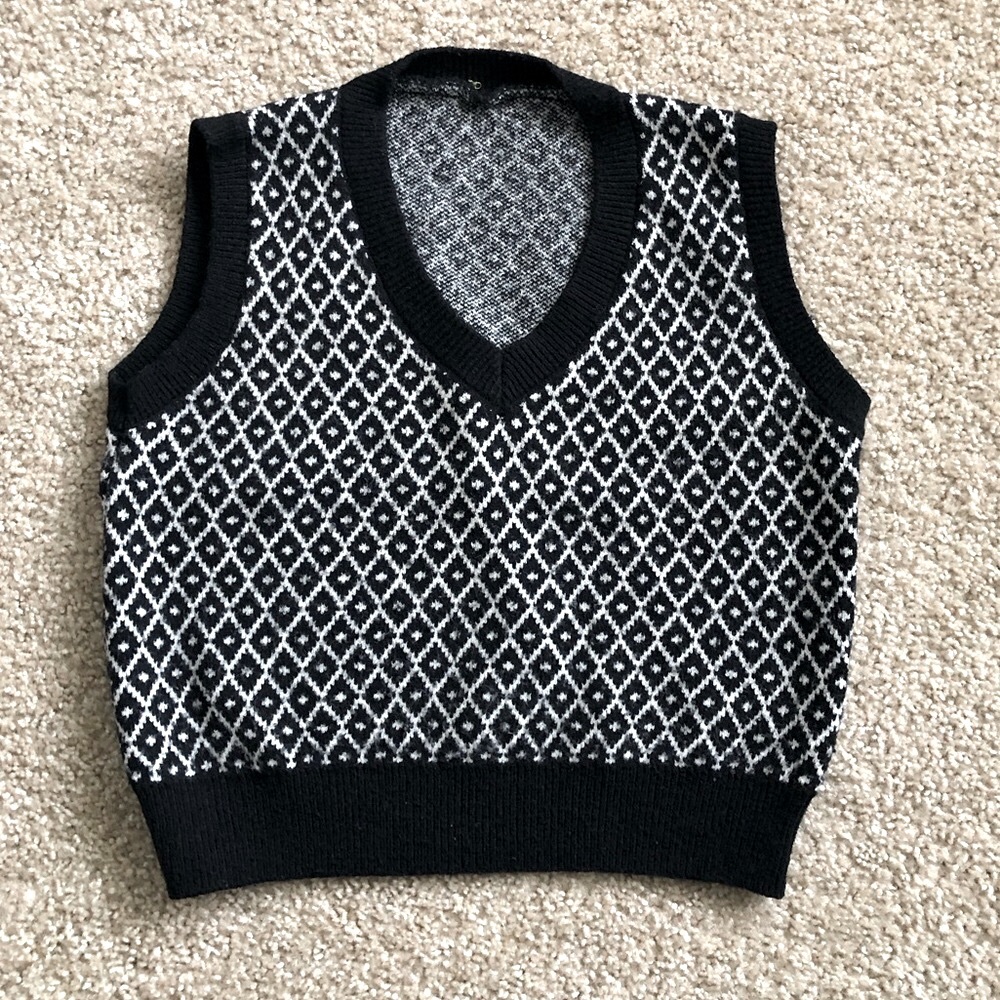 Dazy sweater vest. Black and white pattern, V-neck, size M
